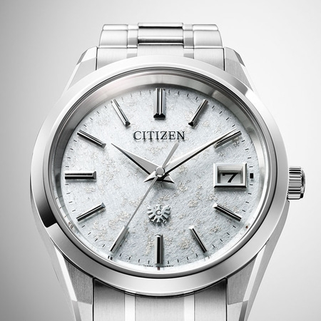 Citizen-Uhr mit silbernem Armband und weißem Zifferblatt mit der Zahl 7.