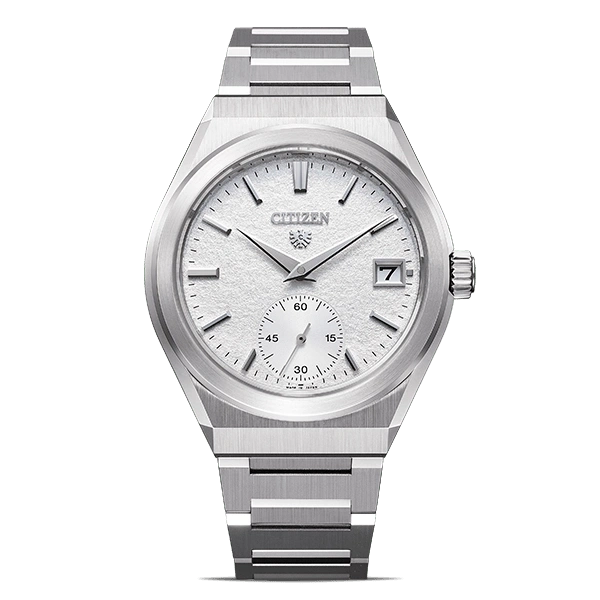 Citizen horloge met witte wijzerplaat en zilveren band, elegant design.