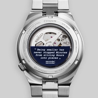 Achterkant van een Citizen horloge met een citaat over tijd.