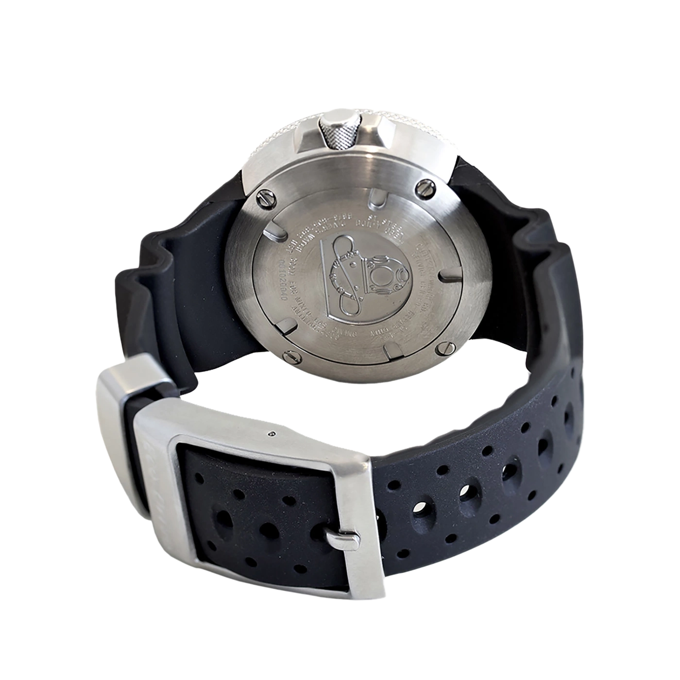 Close-up van een zwart horloge met een zilveren gesp en een ronde wijzerplaat.