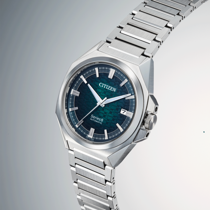 Citizen Series 8 automatisch horloge met groene wijzerplaat en stalen armband.