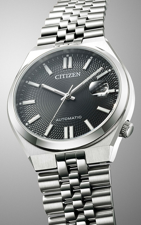 Citizen automatisch horloge met zwarte wijzerplaat en zilveren armband.