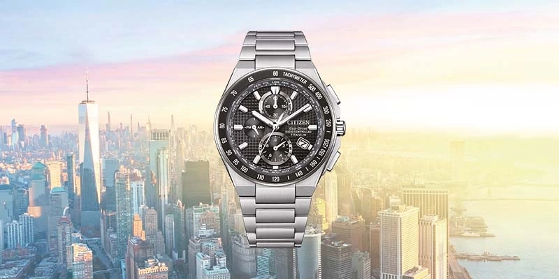 Een Citizen horloge wordt getoond voor de skyline van New York City.