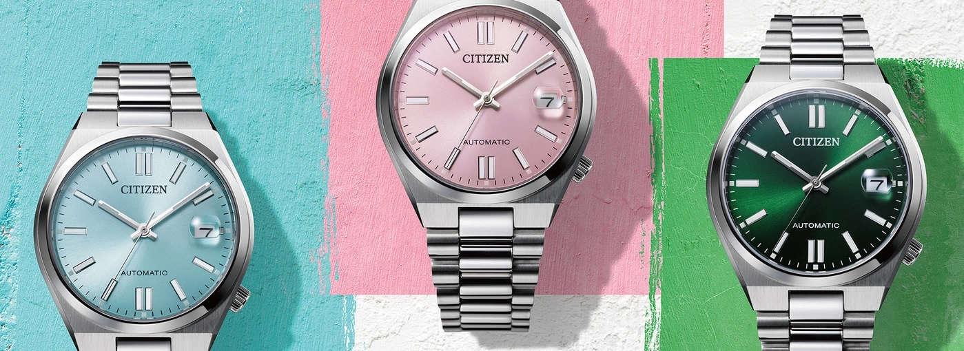 Drie Citizen horloges met verschillende gekleurde wijzerplaten en metalen bandjes.