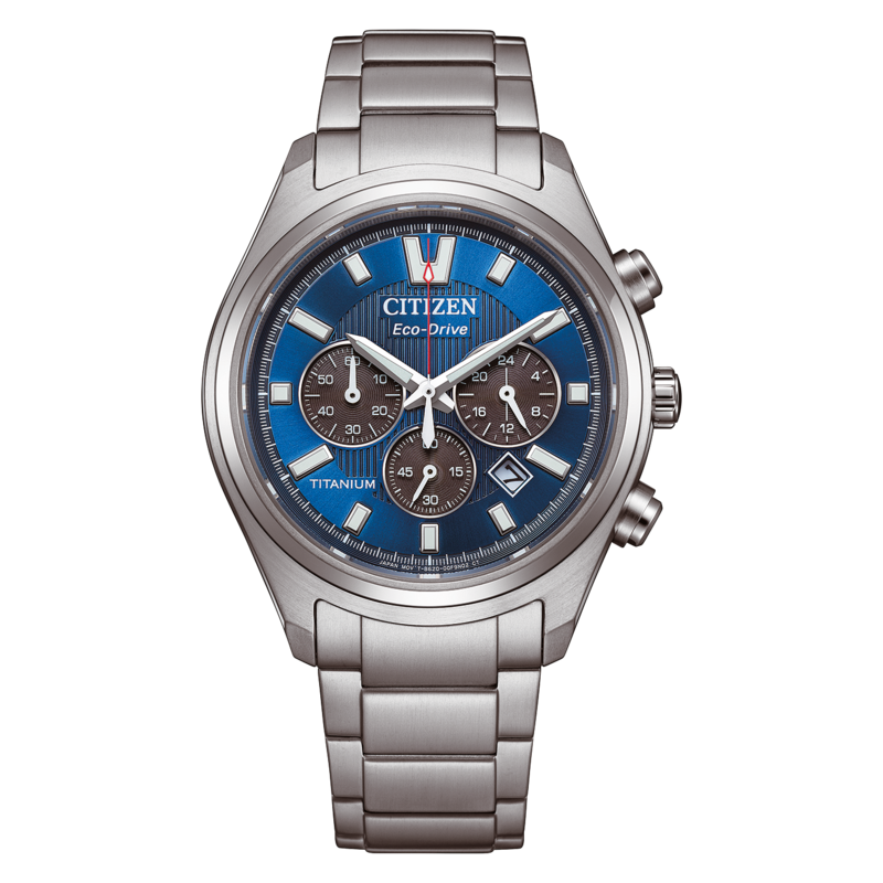 Close-up van een zilveren Citizen Eco-Drive titanium chronograaf horloge met een blauwe wijzerplaat.
