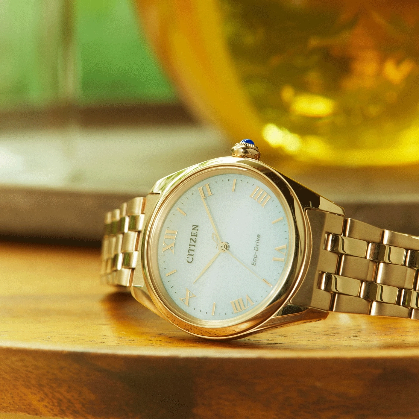 Gouden Citizen horloge op houten oppervlak, close-up, elegant design, luxe.