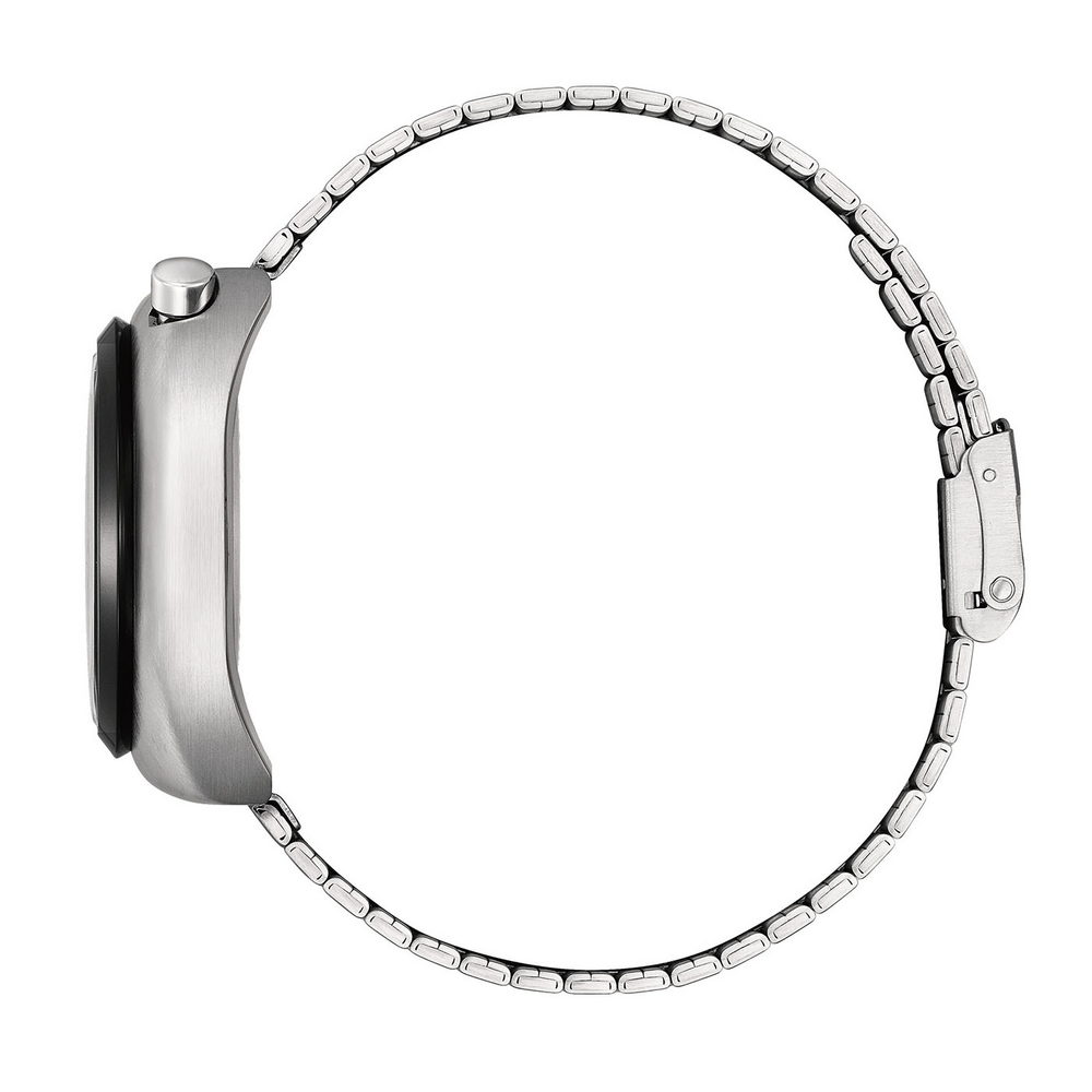 Zijaanzicht van een zilveren horloge met metalen band.