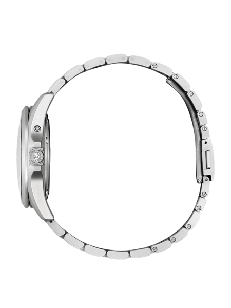 Zijaanzicht van een zilveren polshorloge met metalen band op een groene achtergrond.