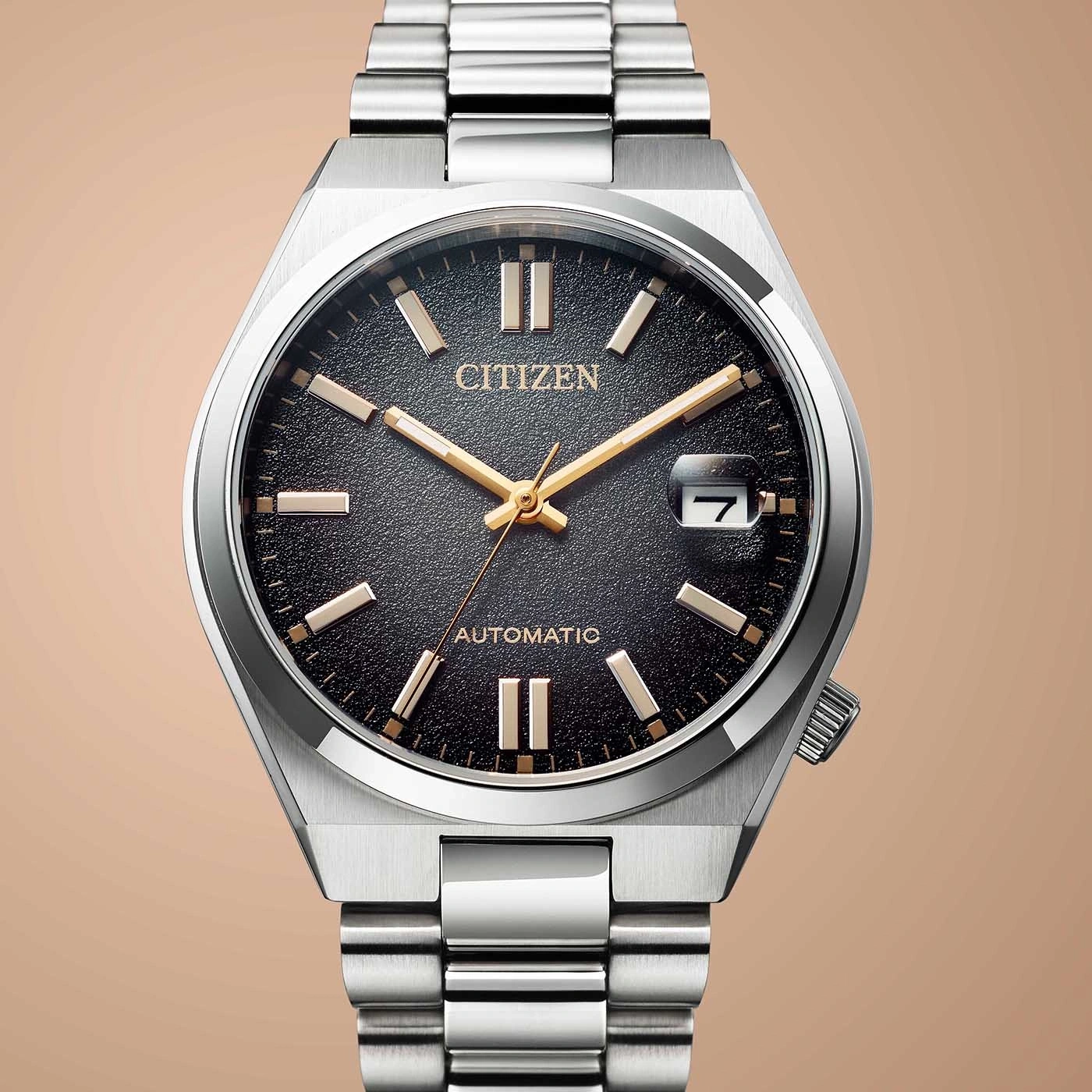 Citizen horloge met zwarte wijzerplaat, zilveren band en datumweergave. Elegant design.