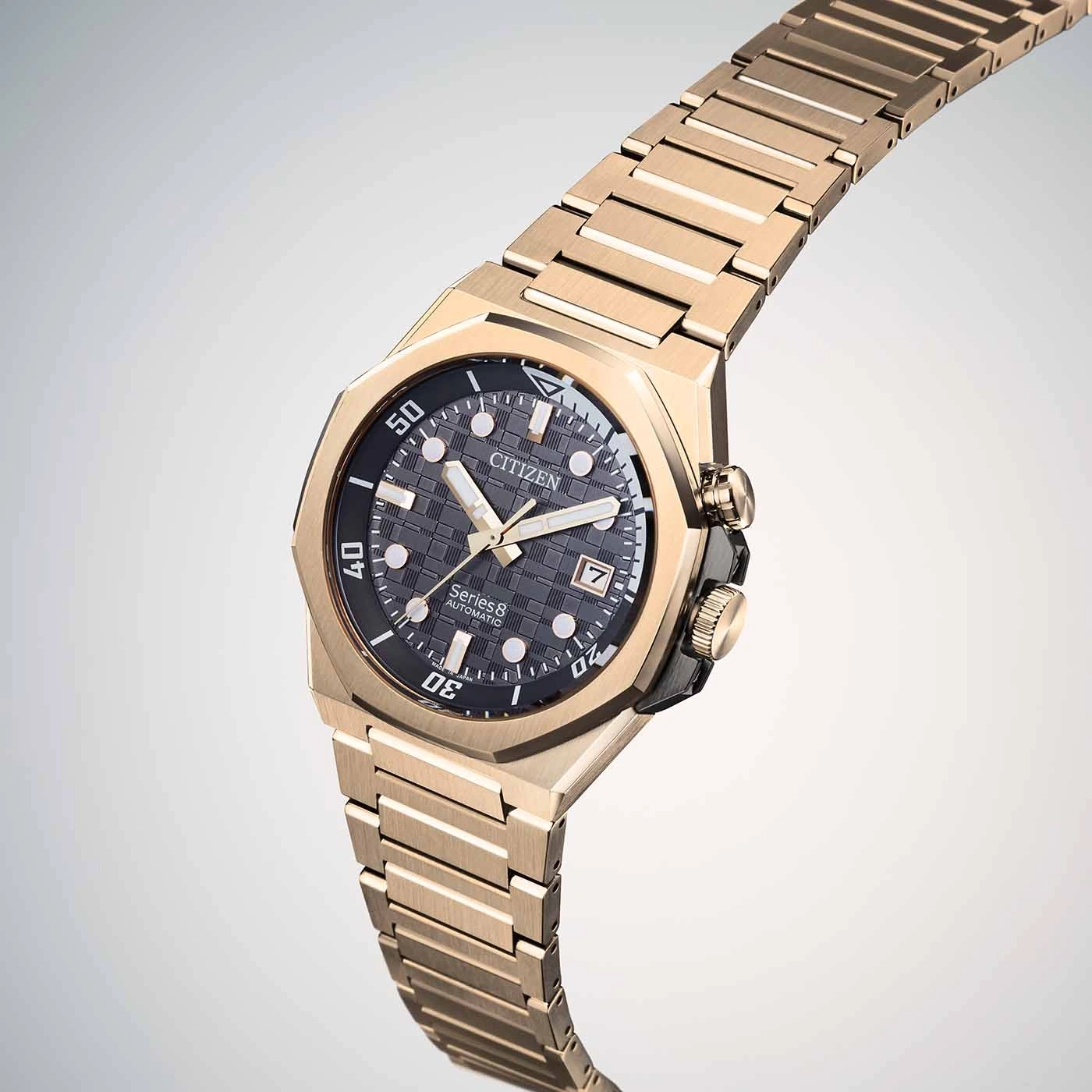 Gouden Citizen horloge met zwarte wijzerplaat en datumweergave, elegant design.