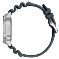 Zijaanzicht van een zilveren horloge met een zwarte rubberen band.