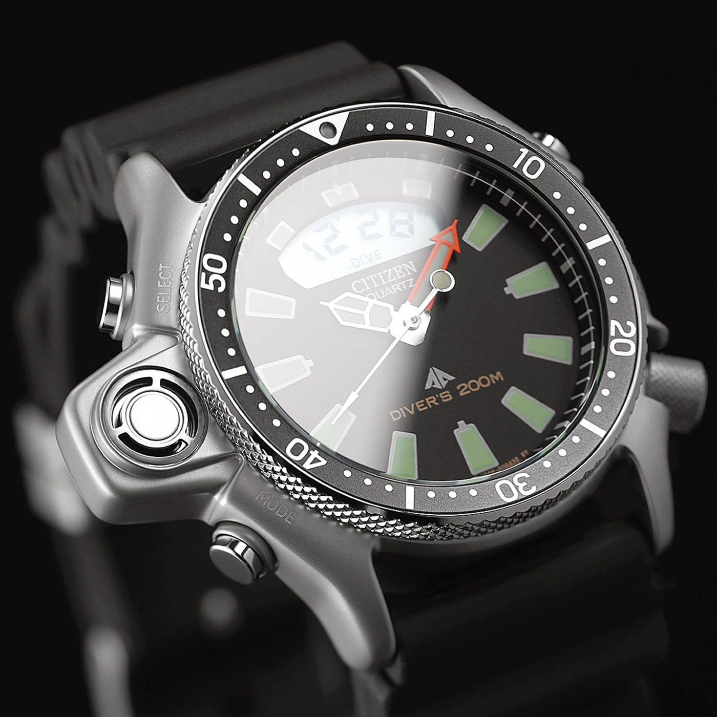 Citizen horloge met zwarte wijzerplaat, duiker 200m, digitale display en draaibare bezel.
