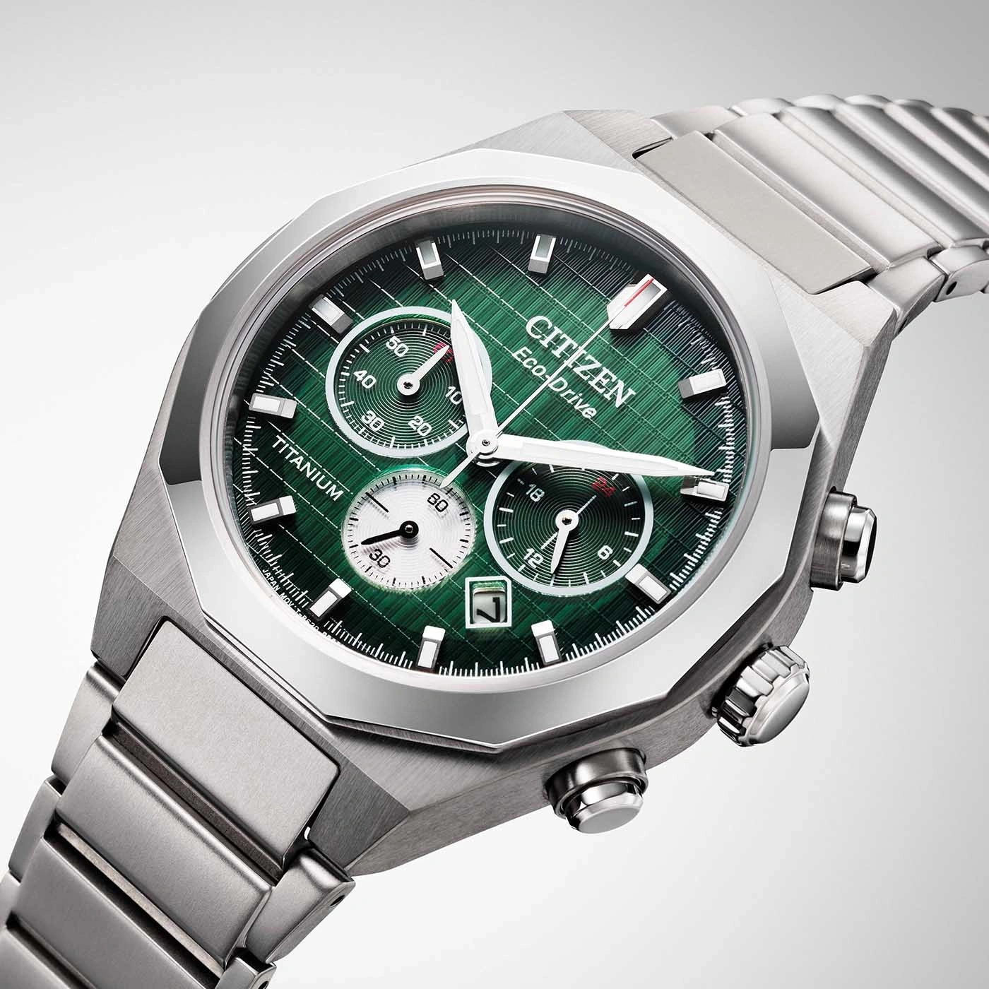 Citizen horloge met groene wijzerplaat, titanium, Eco-Drive, chronograaf, stijlvol design.