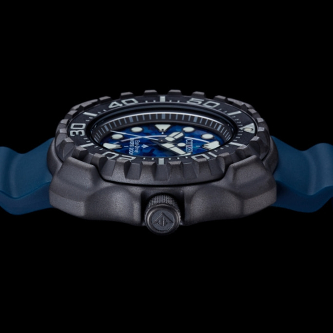 Citizen horloge met blauwe wijzerplaat en band, zwarte kast, zijaanzicht, close-up