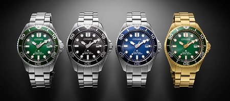 Vier Citizen horloges met verschillende gekleurde wijzerplaten en ringen, roestvrij staal en goud.