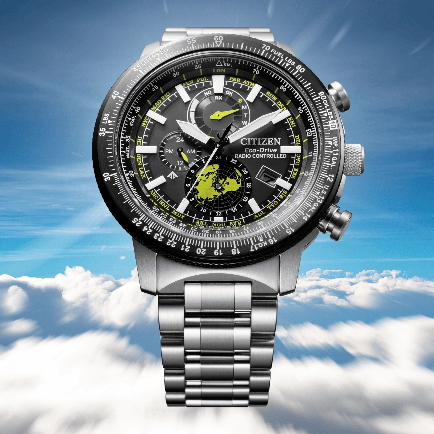 Citizen Eco-Drive horloge met meerdere wijzerplaten en een wereldkaart op een bewolkte achtergrond.