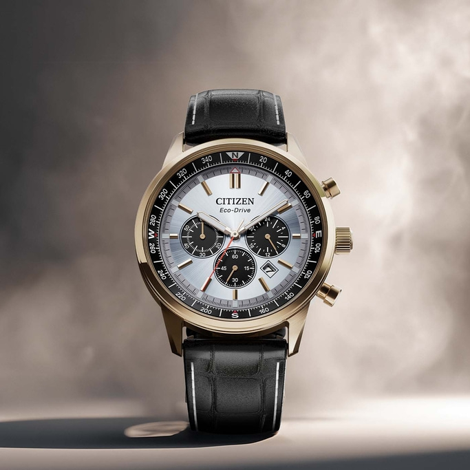 Een Citizen Eco-Drive horloge met zwarte leren band en gouden kast.