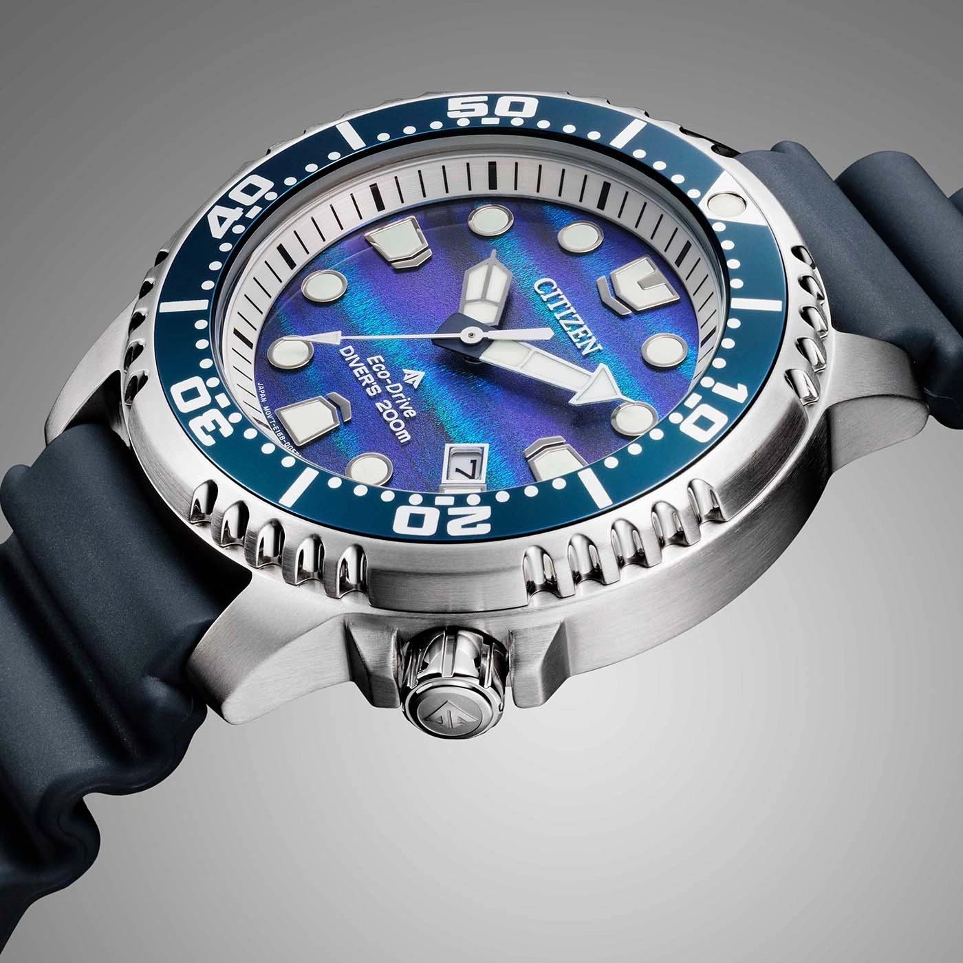 Close-up van een blauw Citizen Eco-Drive duikhorloge met getextureerd wijzerplaat.