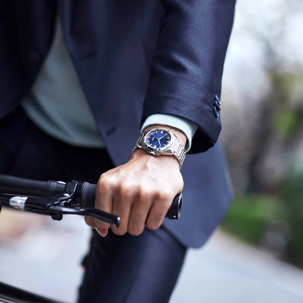 Man op de fiets met horloge, close-up. Stijlvol accessoire voor de man.
