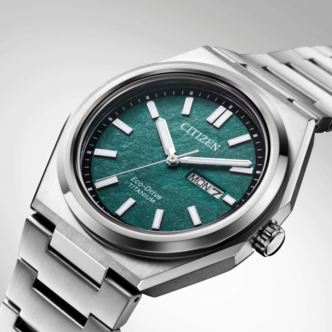 Citizen horloge met groene wijzerplaat en titanium band, close-up.