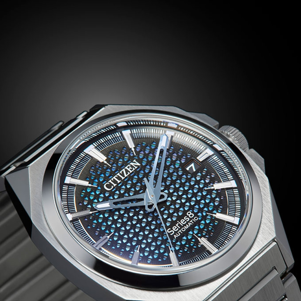 Citizen Series 8 automatische horloge met een blauw en zwarte wijzerplaat.