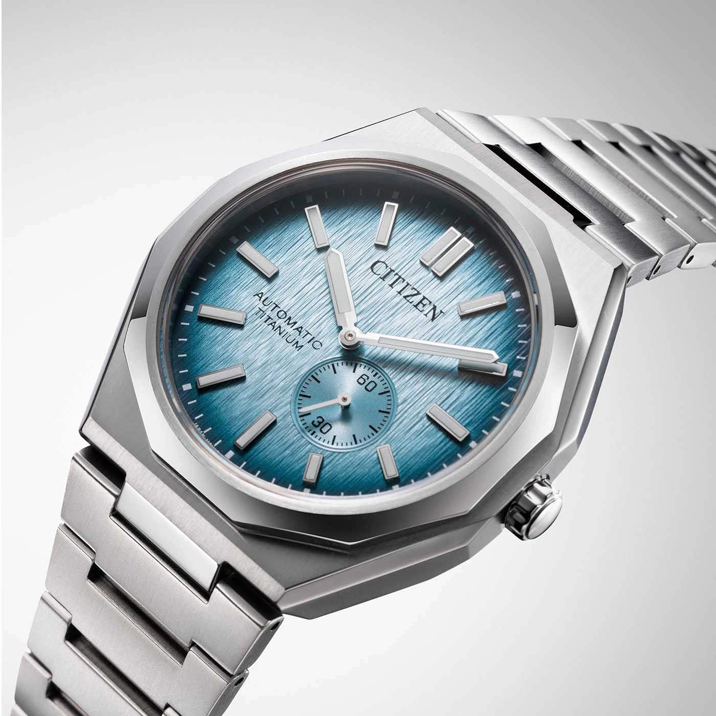 Citizen horloge met blauwe wijzerplaat en titanium band, automatisch uurwerk.