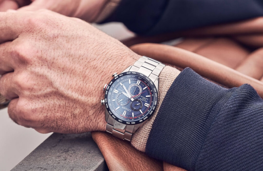 Close-up van een pols met een Citizen-horloge, met de details van het horloge.