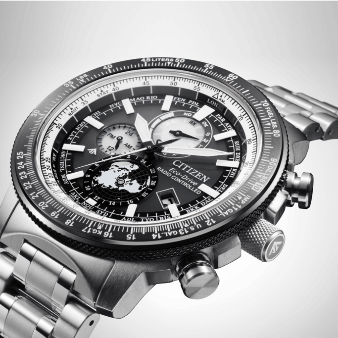 Citizen Eco-Drive horloge met meerdere wijzerplaten en een wereldkaartontwerp op de wijzerplaat.