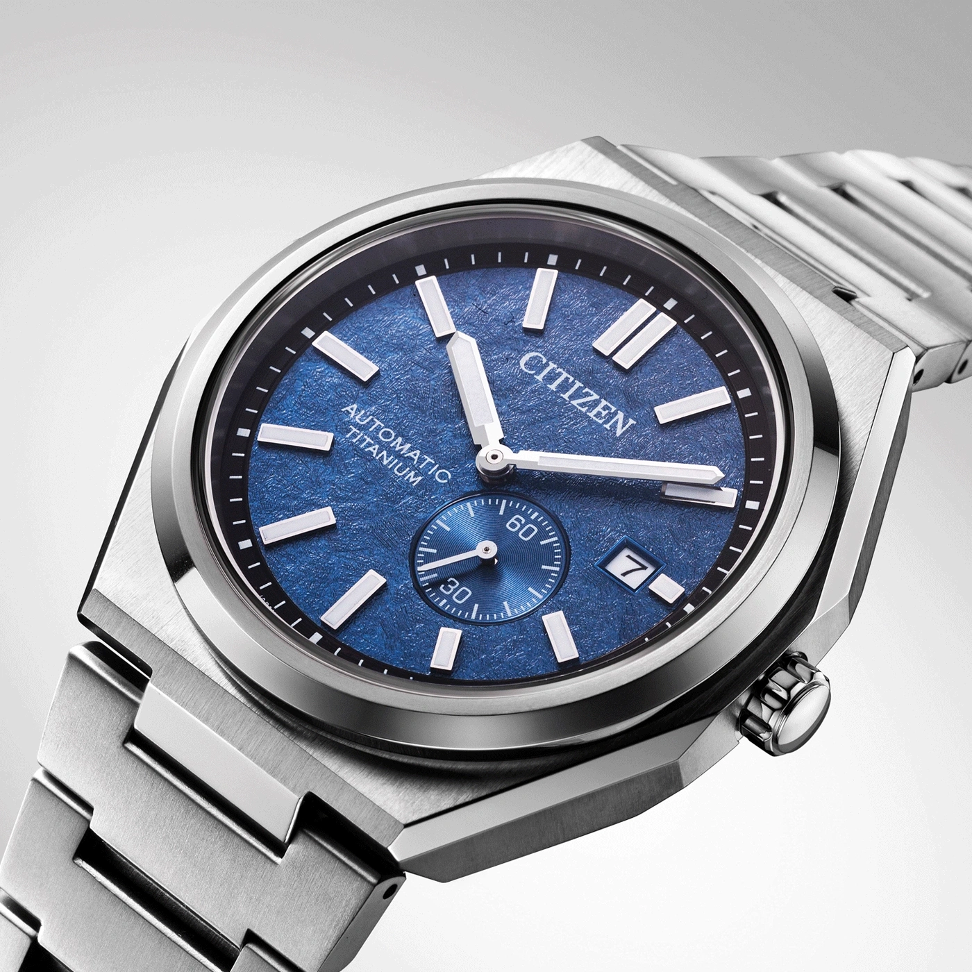 Citizen horloge met blauwe wijzerplaat en titanium band, elegant design, close-up