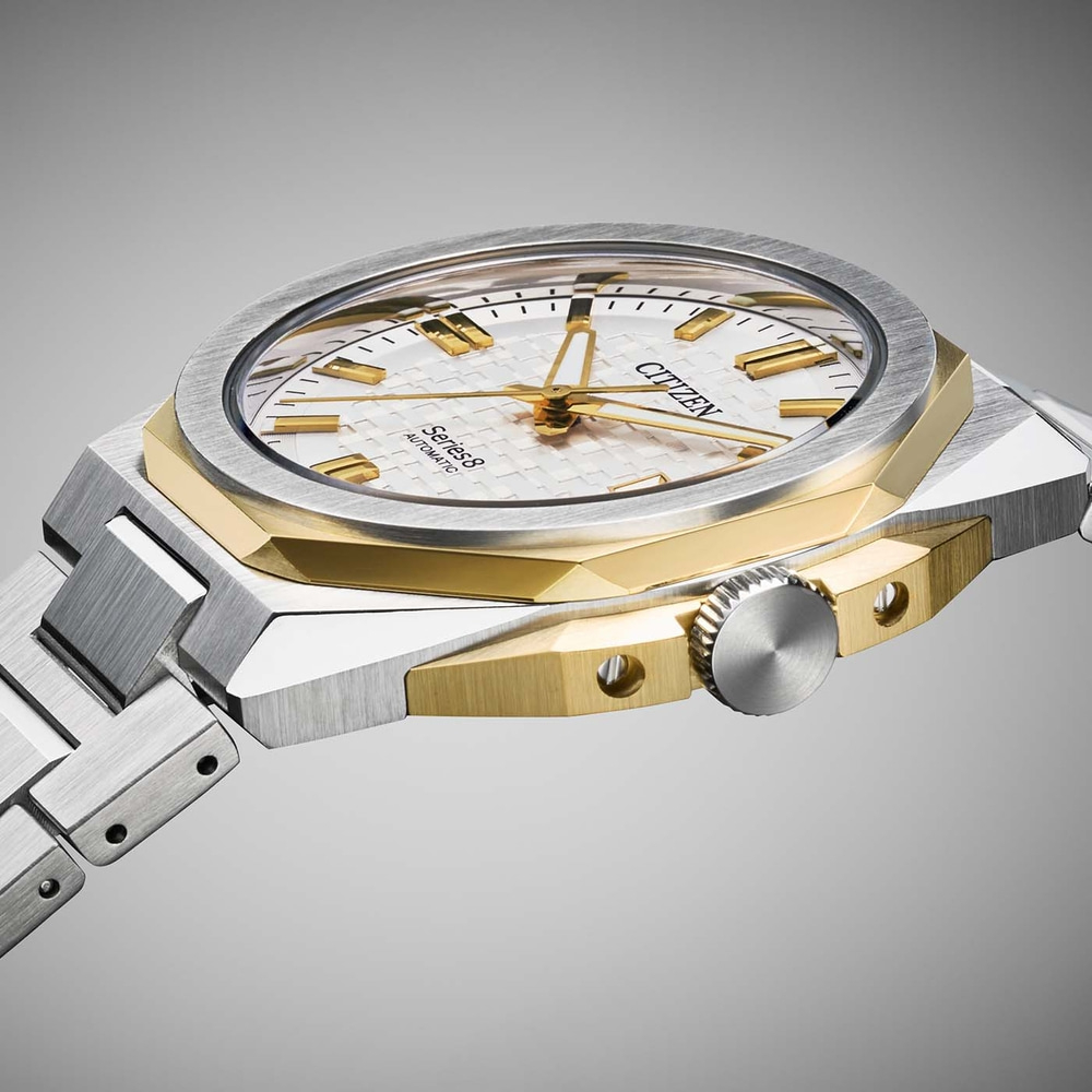 Close-up van een Citizen Series 8 automatisch horloge met zilveren en gouden kast en band.