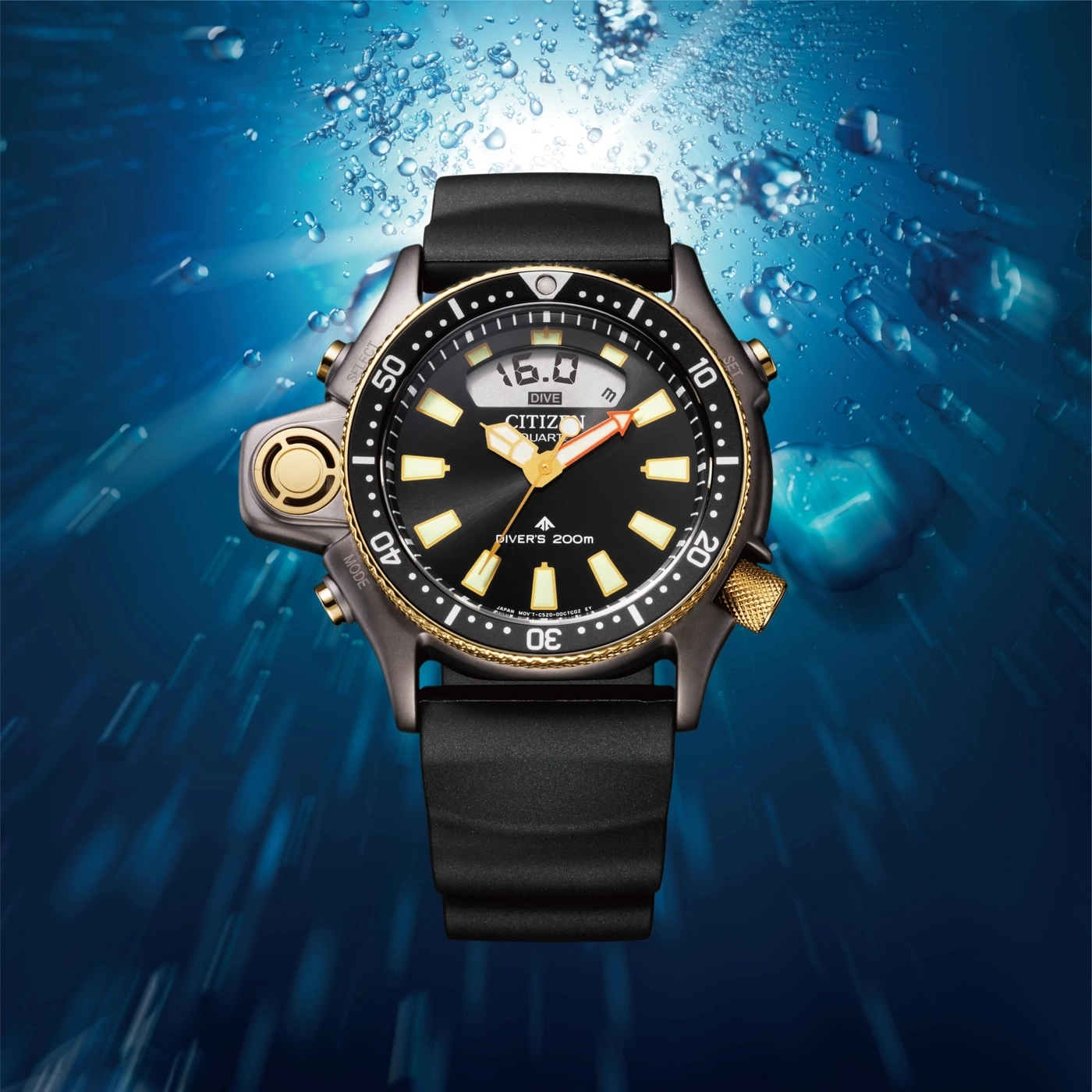 Citizen duikhorloge onder water met bellen, zwarte en gouden details, diepte weergave.