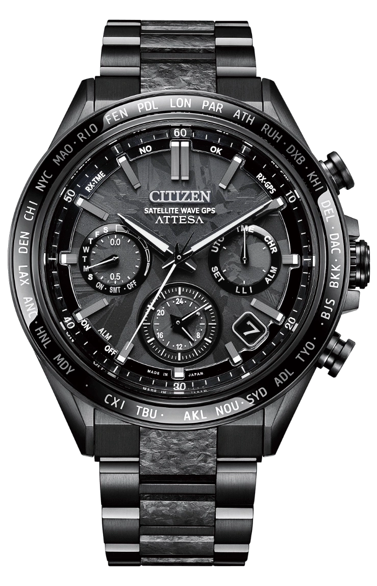 Zwart Citizen Attesa horloge met meerdere wijzerplaten en wereldtijdmarkeringen op groene achtergrond.