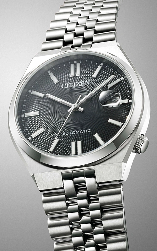 Citizen automatisch horloge met zwarte wijzerplaat en zilveren armband.