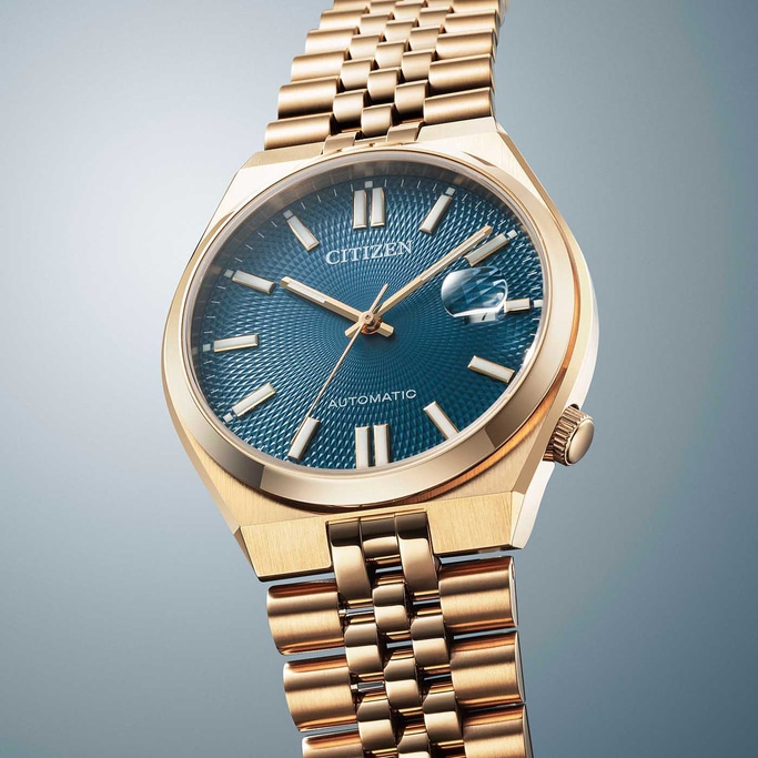 Gouden Citizen horloge met blauwe wijzerplaat en gouden armband, elegant design.