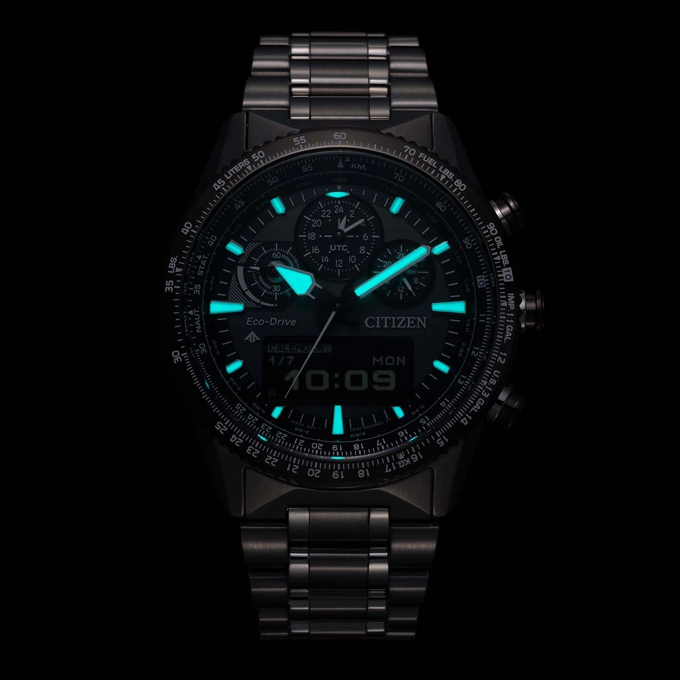 Citizen horloge met oplichtende functies, kalender en tijdweergave op zwarte achtergrond.
