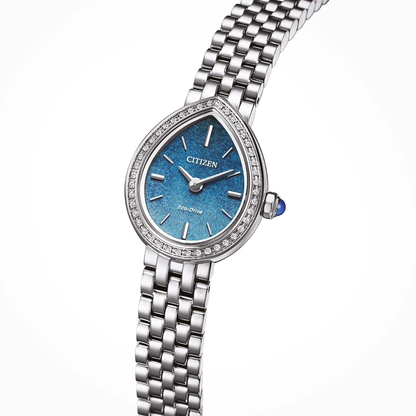 Een Citizen Eco-Drive horloge met diamantversiering en een blauwe wijzerplaat.