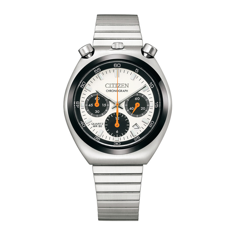 Een zilveren Citizen chronograaf horloge met een witte wijzerplaat en oranje accenten.