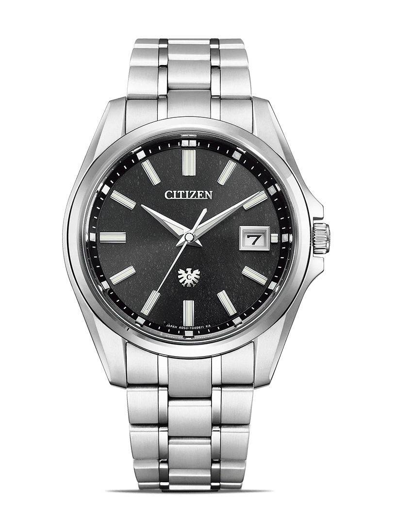 Citizen horloge met zwarte wijzerplaat en zilveren armband, elegant design.