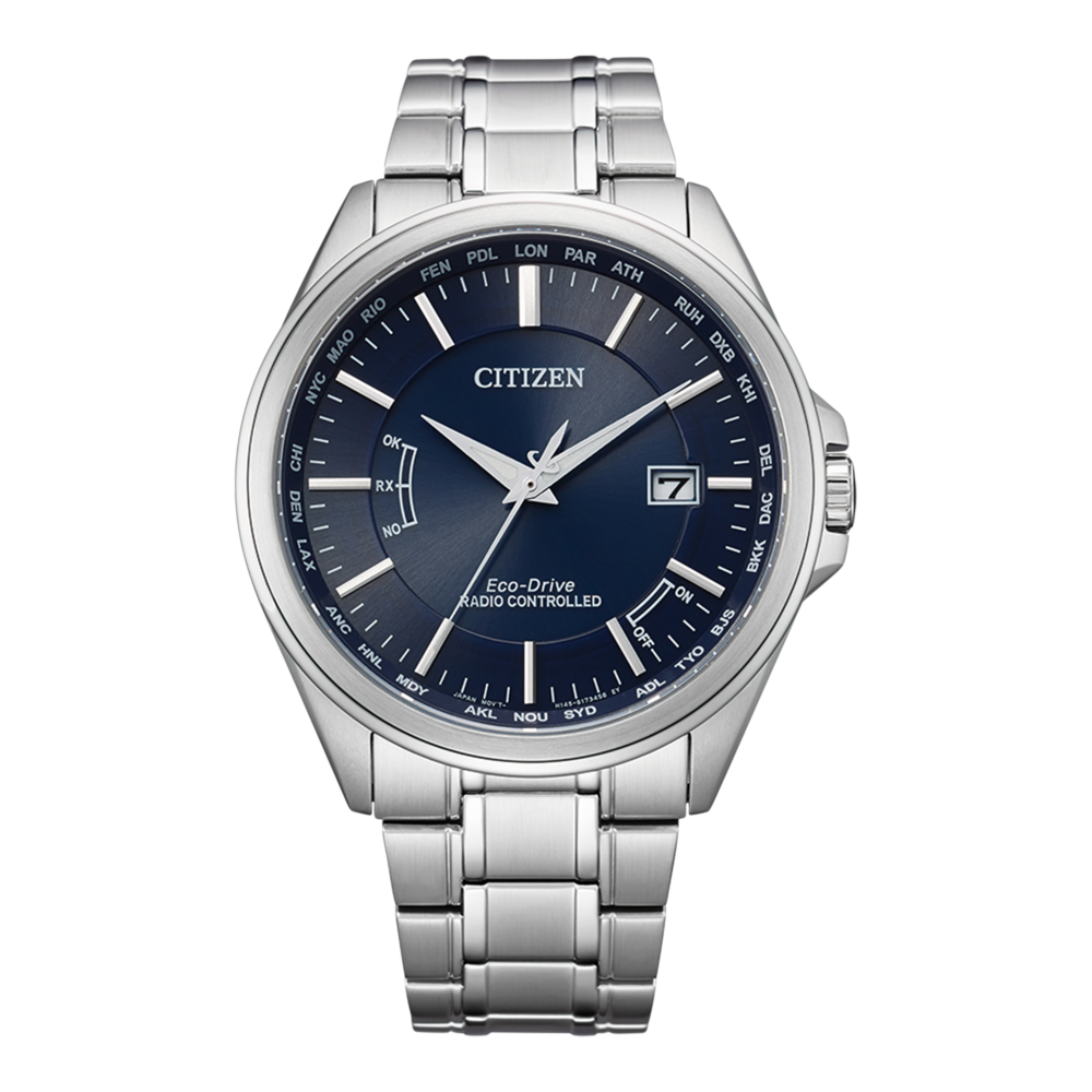 Citizen horloge met blauwe wijzerplaat, zilveren band en wereldtijdfuncties.