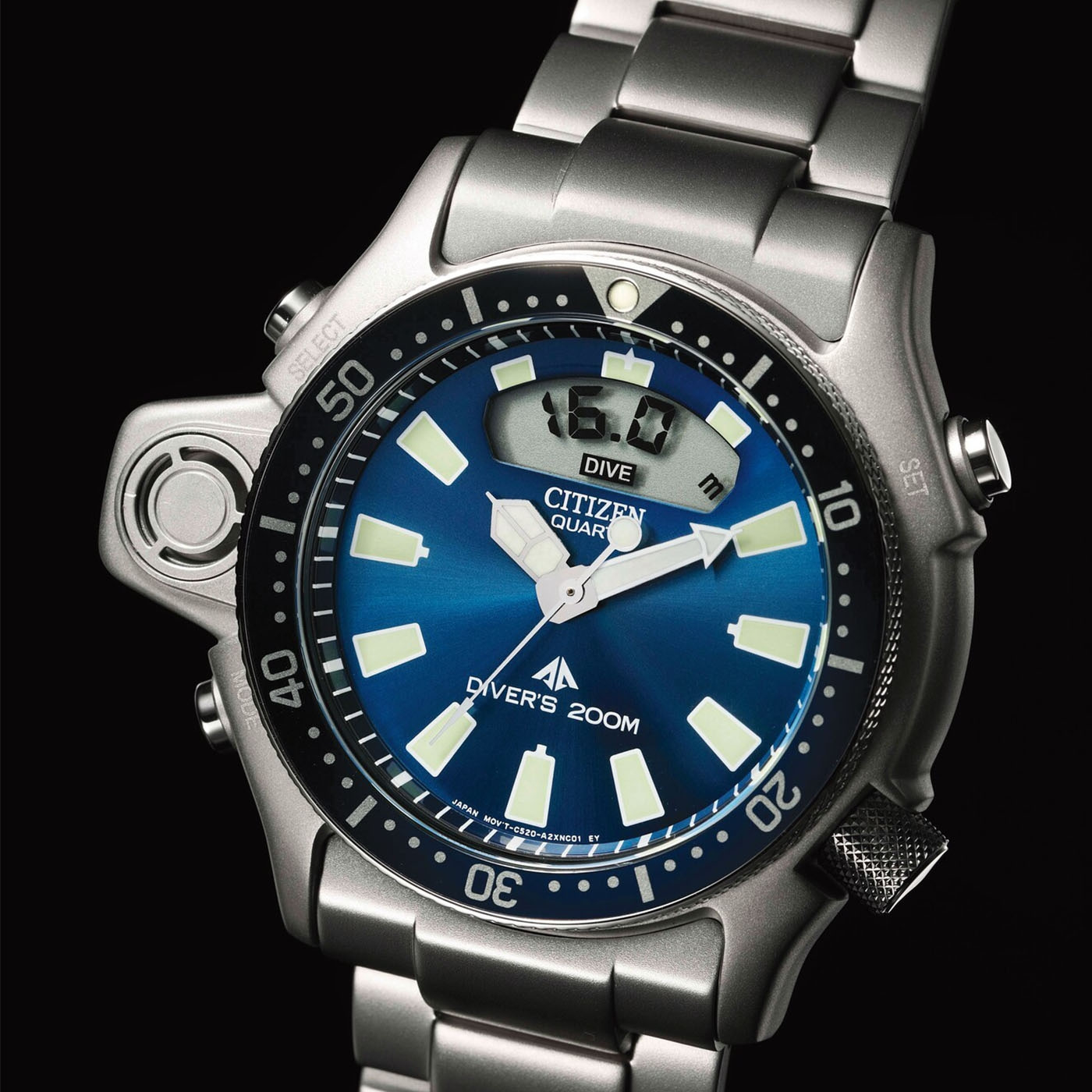Citizen horloge met blauwe wijzerplaat, digitale display en duiker 200m rating.