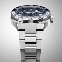 Close-up van een zilveren horloge met een blauw-witte bezel en een metalen band.