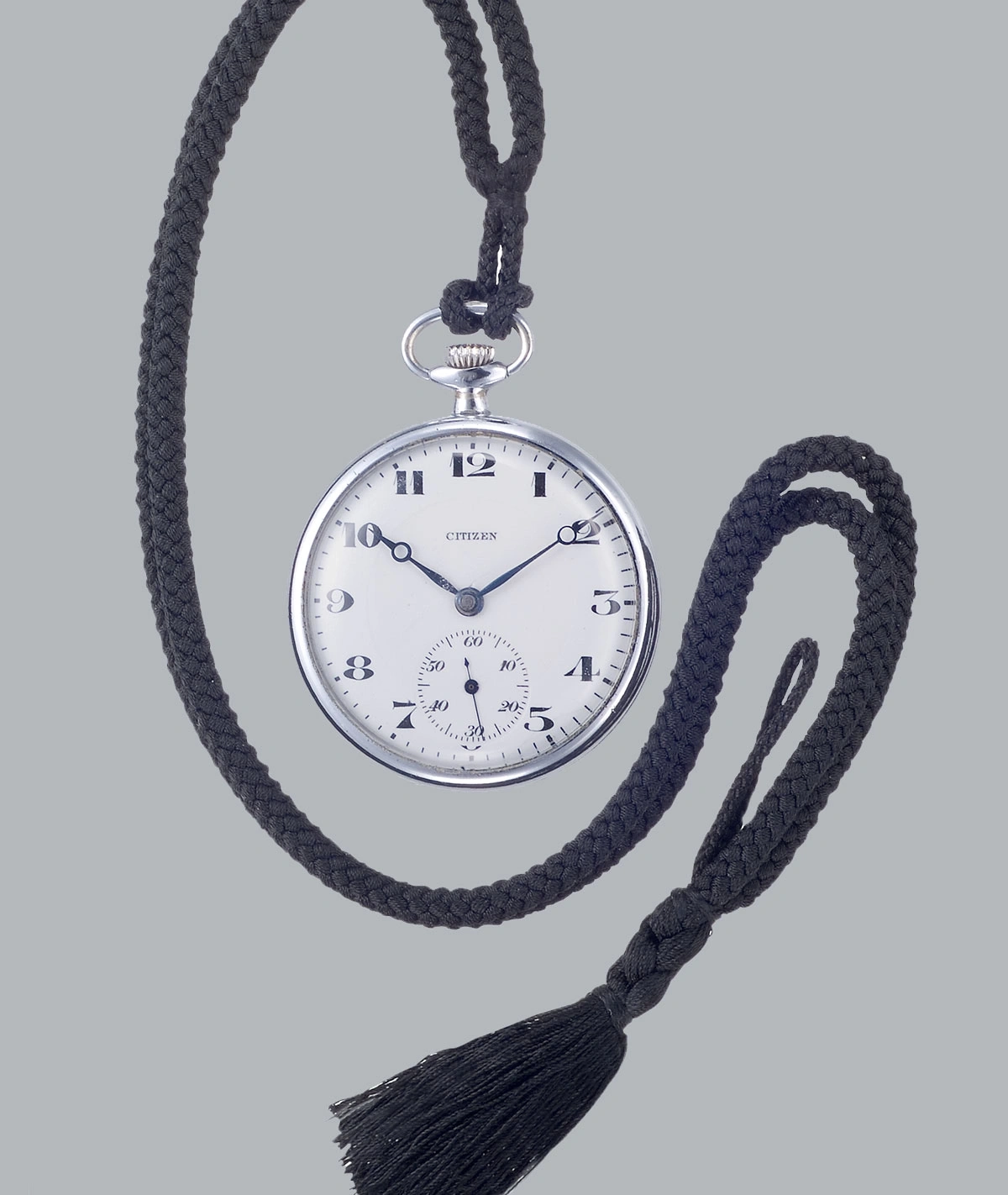 Zakhorloge met zwart koord en kwast, merk Citizen, zilveren kast, witte wijzerplaat.