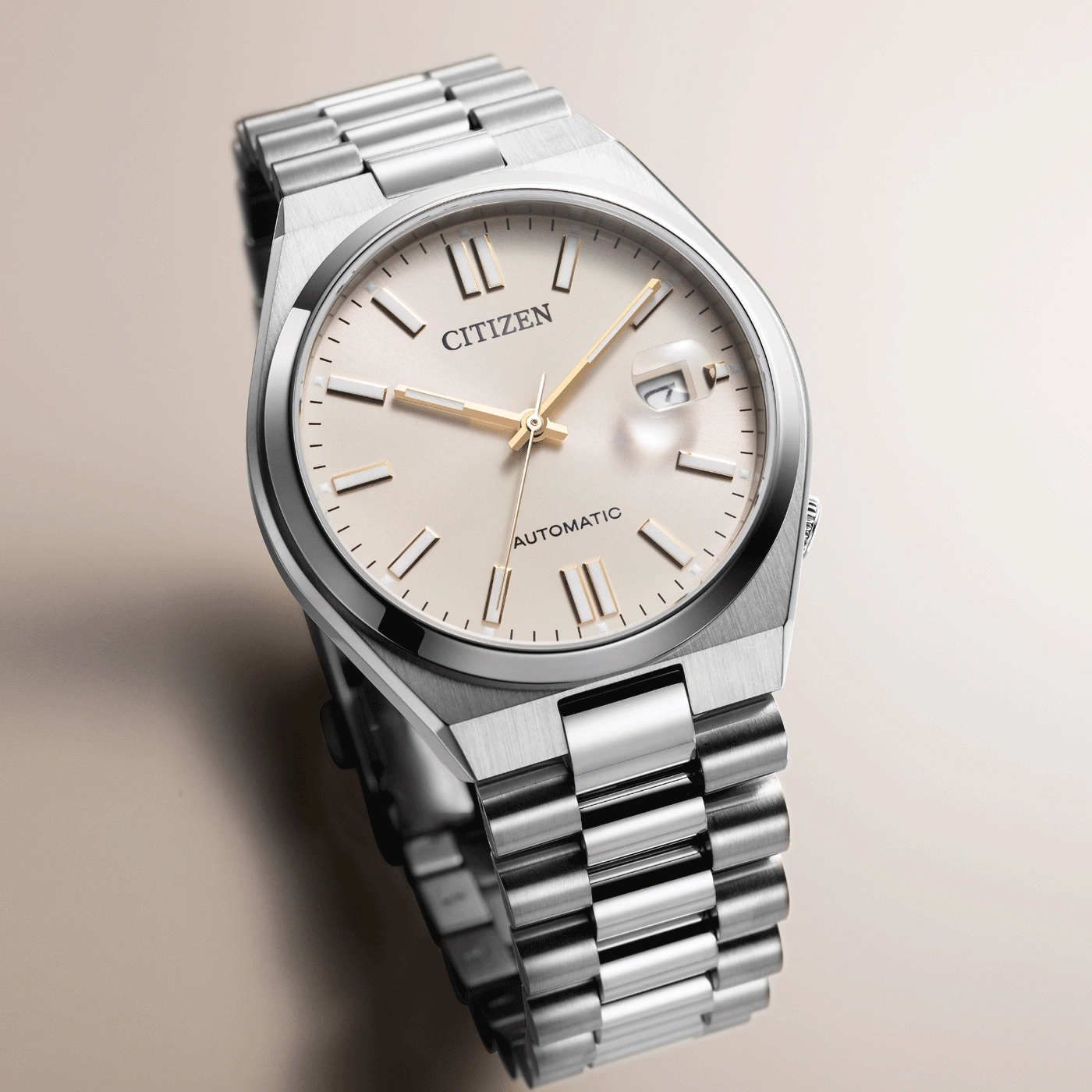 Citizen horloge met zilveren band en crème wijzerplaat, automatisch uurwerk.