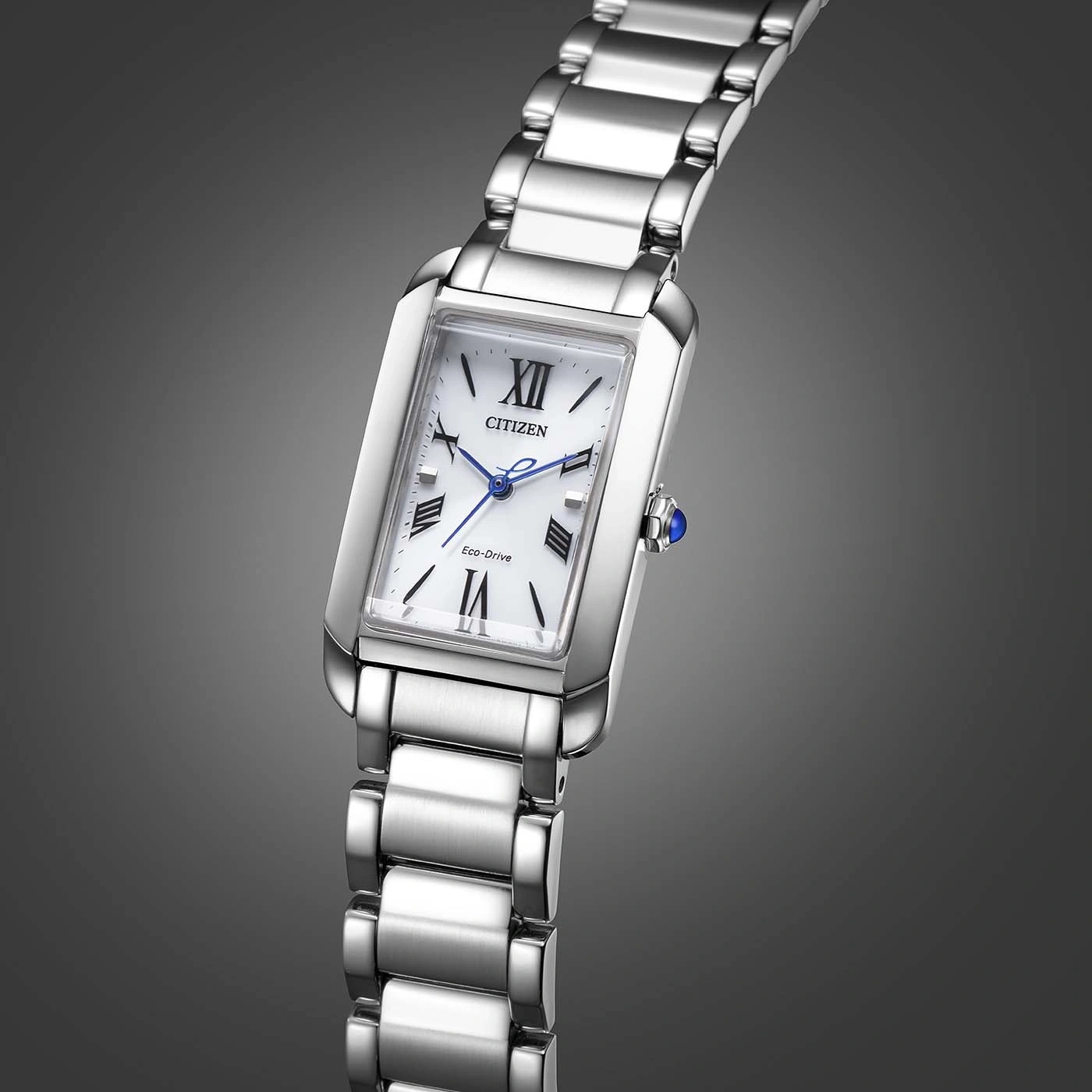 Citizen horloge met witte wijzerplaat en zilveren band op grijze achtergrond
