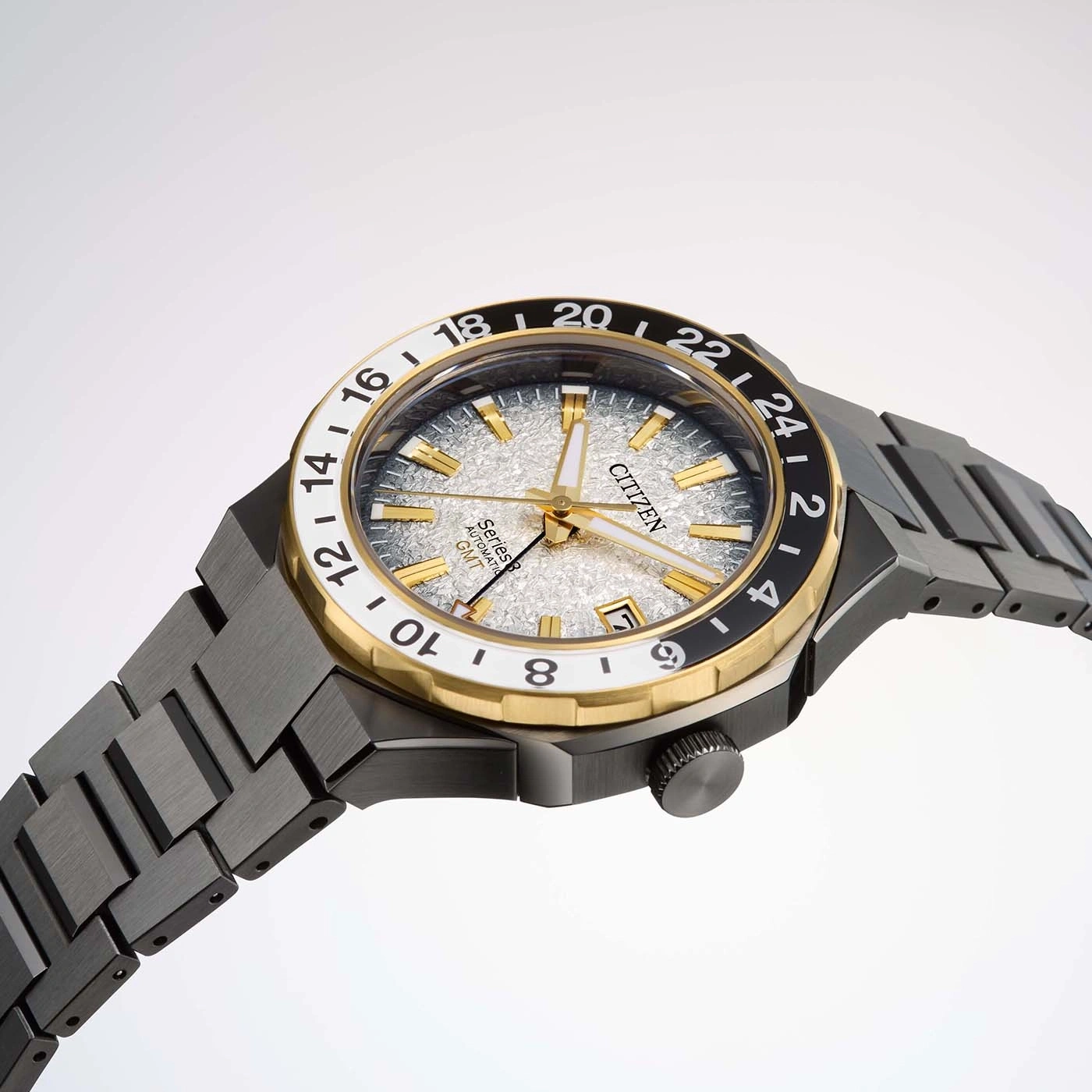 Citizen horloge met gouden accenten en een getextureerde zilveren wijzerplaat, zwarte band.
