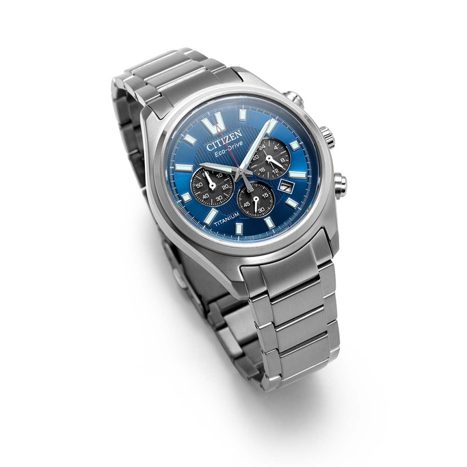 Een zilveren Citizen Eco-Drive chronograaf horloge met blauwe wijzerplaat.
