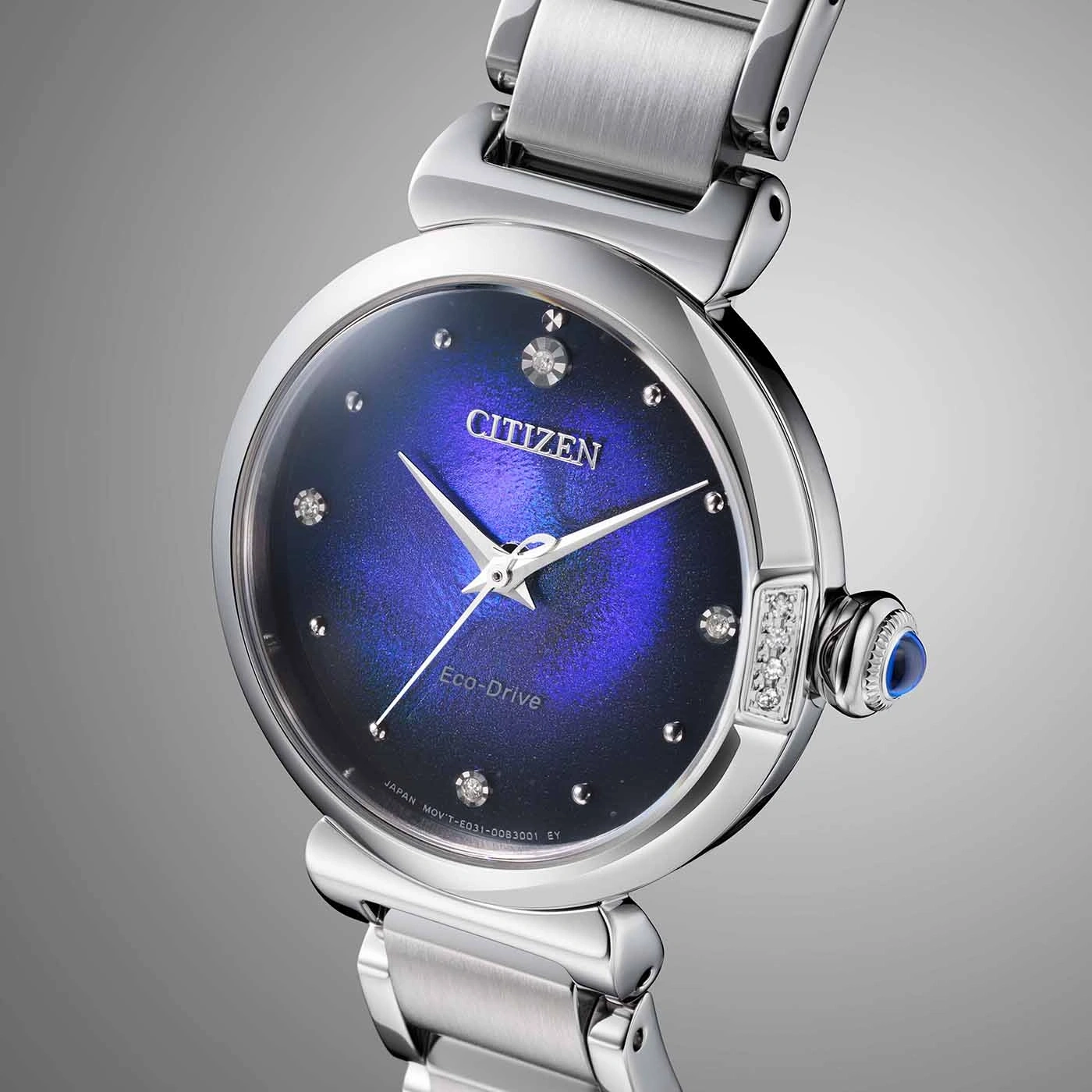 Citizen horloge met blauwe wijzerplaat en diamantaccenten, roestvrijstalen band.