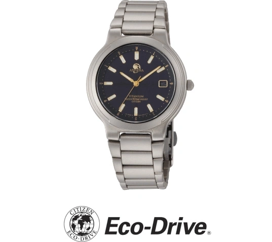 Citizen Eco-Drive horloge met een donkerblauwe wijzerplaat en titanium band.