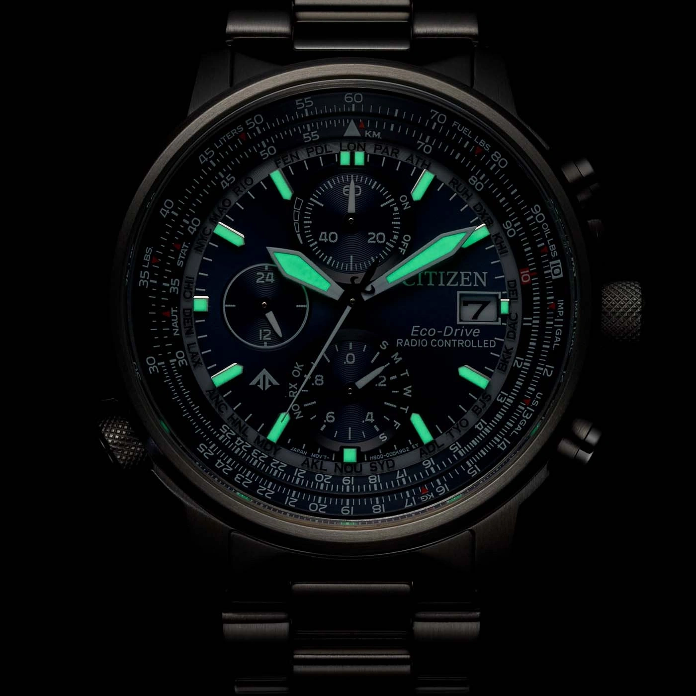 Close-up van een Citizen Eco-Drive horloge met groen oplichtende accenten en ingewikkelde details.