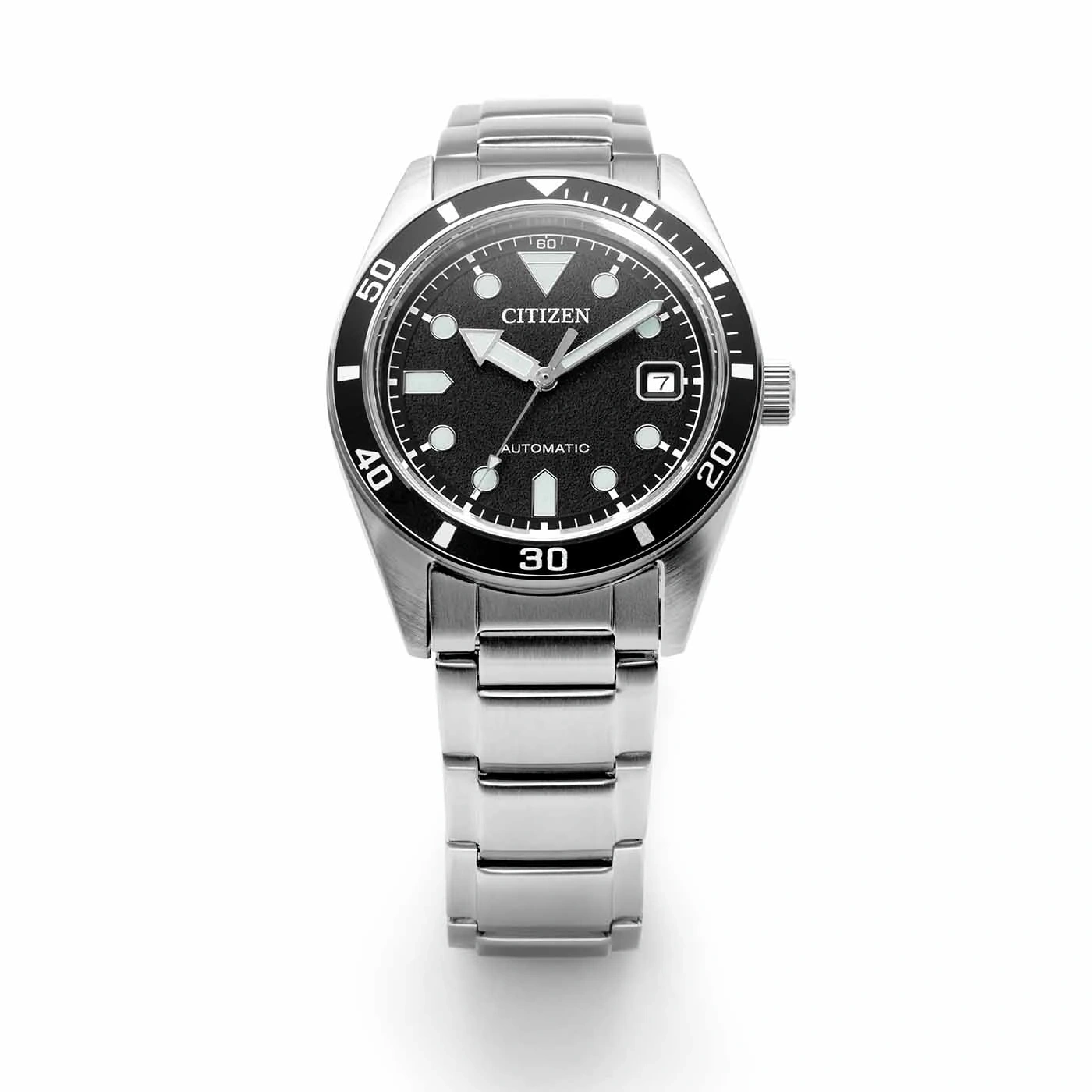 Een roestvrijstalen Citizen automatische horloge met zwarte wijzerplaat en lunette.
